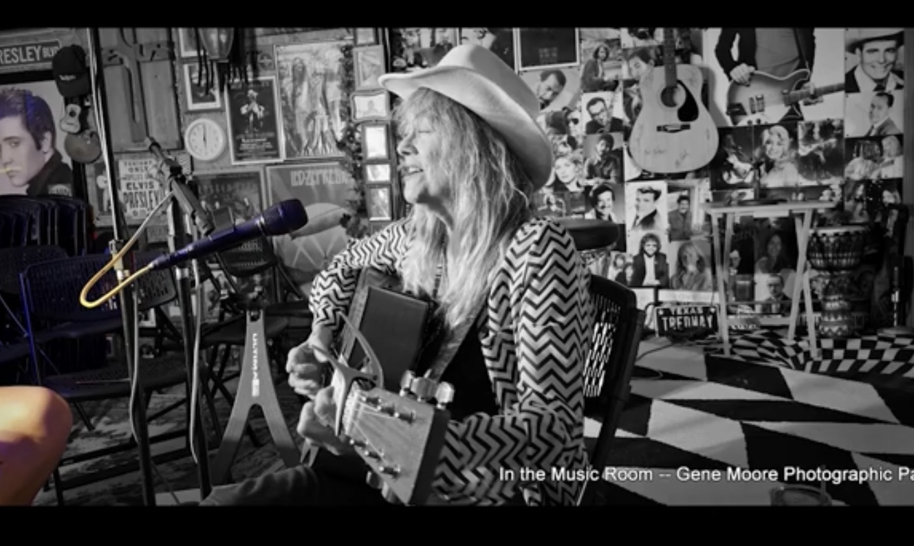 Jerialice Ars performing live in black and white